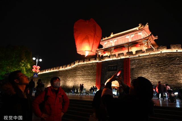 湖北襄阳:市民临汉门前放飞孔明灯 祈福新春