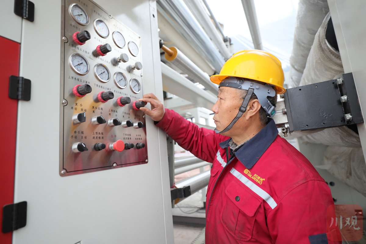 1月21日上午,中国西部(广元)绿色家居产业城,来自石家庄的安全员