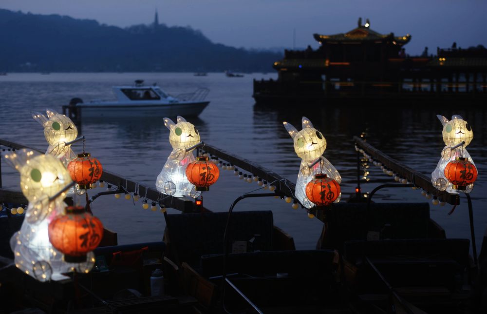 1月11日,装有"玉兔灯"的人力手划船在杭州西湖停泊.