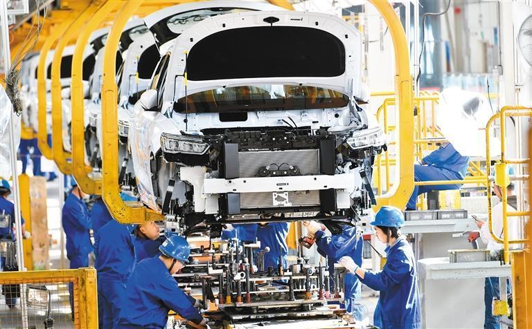 工作人员在西安比亚迪汽车生产线作业.(记者 窦翊明 摄 资料图片)