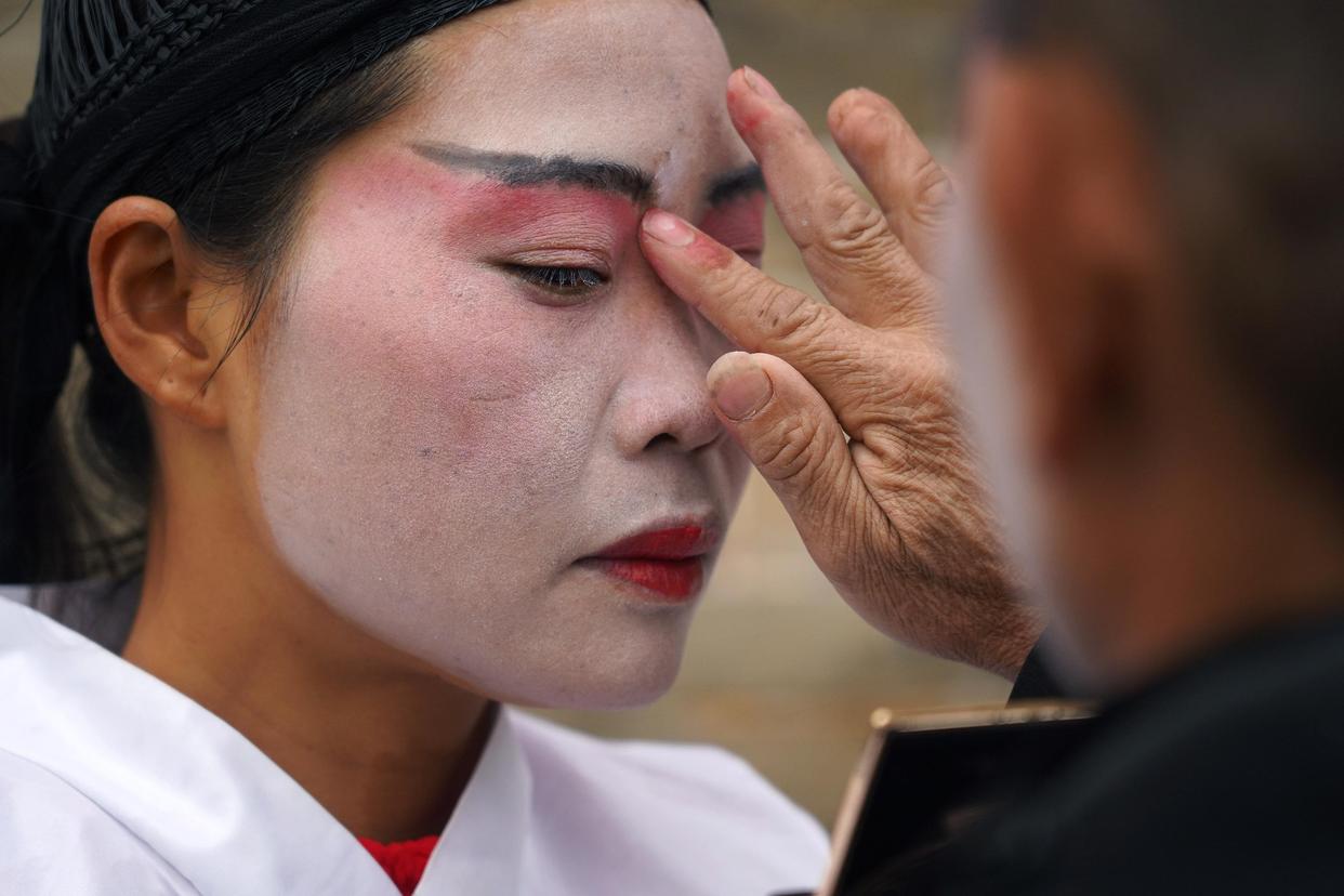 省广昌县甘竹镇龙溪村,广昌县昩源农民剧团的演员在演出孟戏前化妆