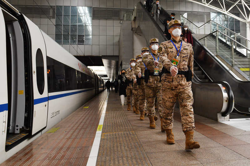 春运期间上海武警车站执勤守护旅客返乡