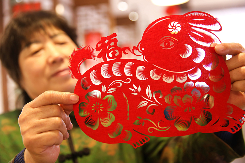 1月18日,在承德市双桥区俊凤剪纸创作室,剪纸艺人石俊凤展示贺岁迎春