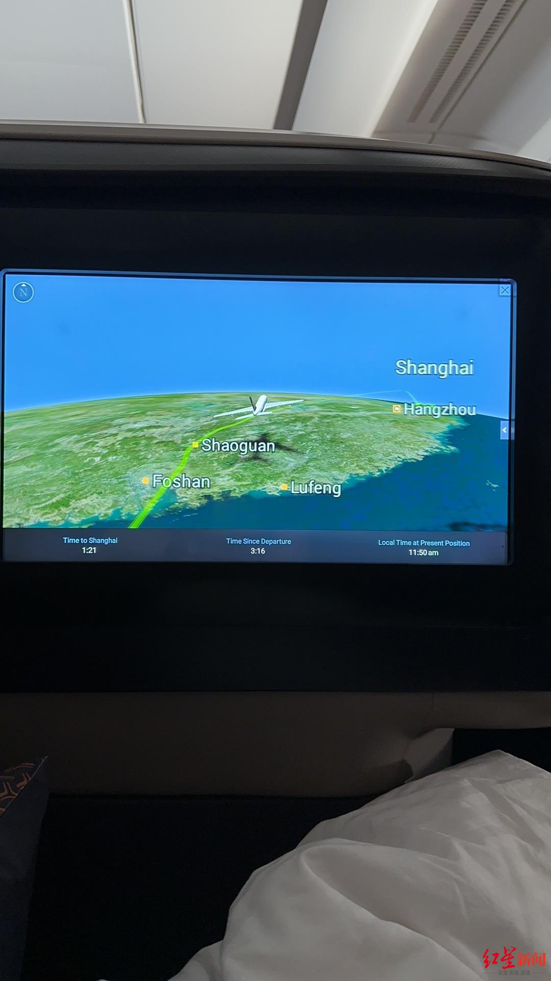 ↑小王在飞机上一直在看航线图