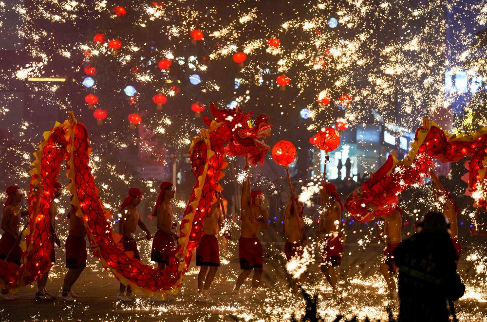 1月18日,重庆市铜梁区的龙城天街的广场上,铜梁火龙队的队员们表演