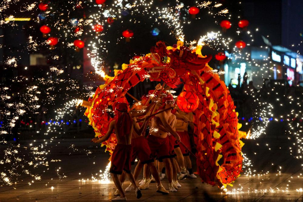 1月18日,重庆市铜梁区的龙城天街的广场上,铜梁火龙队的队员们表演