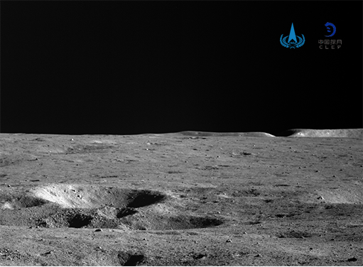 △第50月昼期间，当玉兔二号月球车行驶至LE05005点时，全景相机拍摄的多个大小不一撞击坑图。