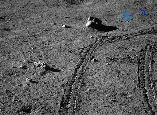 △第49月昼期间，在LE04903探测点，全景相机拍摄的紧邻车辙处有一石块。