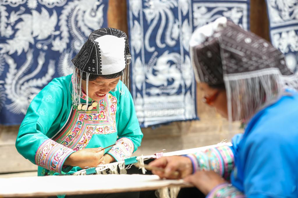 △贵州省榕江县塔石乡乌吉苗寨是黔东南州苗族蜡染刺绣非物质文化遗产生产性保护示范基地，图为当地村民在制作蜡画(2022年5月2日摄）。