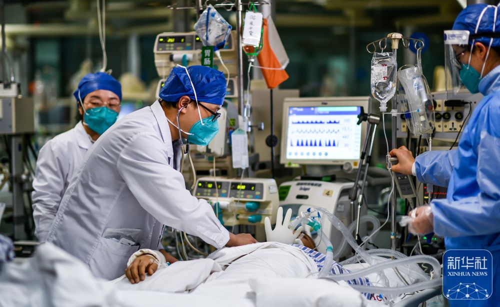 1月21日,云南省第一人民医院重症监护科医生倪矿在病房为病人检查.