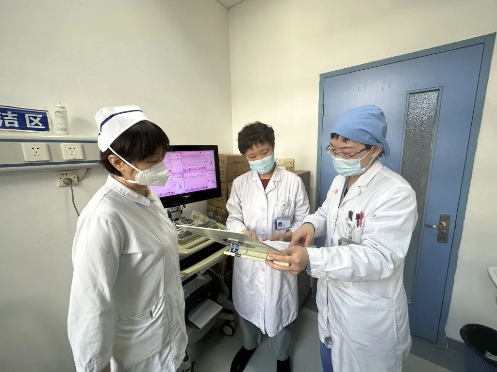 △张瑾（右）和白文佩（中）、张辉（左）讨论产妇病历