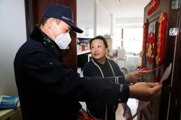 民警入户走访居民并进行安全提示.陆泽昭 摄