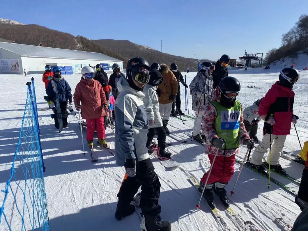 △滑雪爱好者正在排队坐缆车进入滑雪赛道