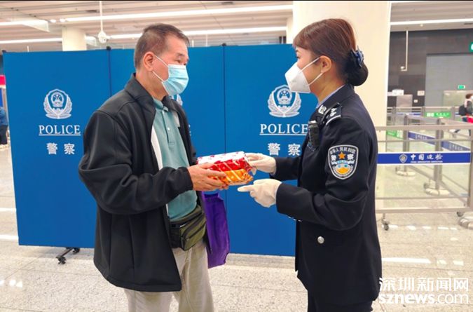 皇岗边检站民警拿来糕点让身体不适的香港旅客叶先生充饥。（皇岗边检站供图）