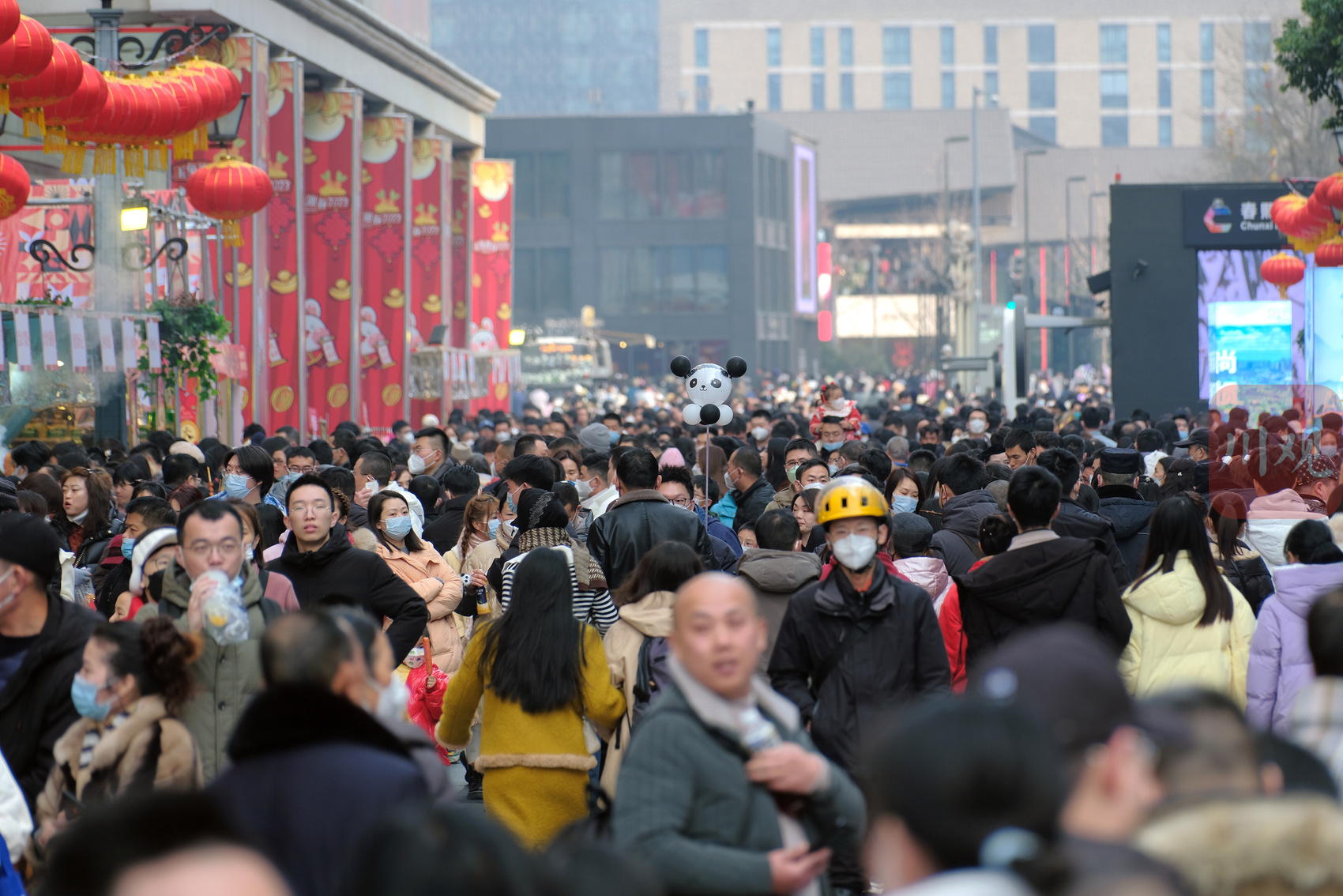 c视频|大年初一 成都春熙路商圈人气旺