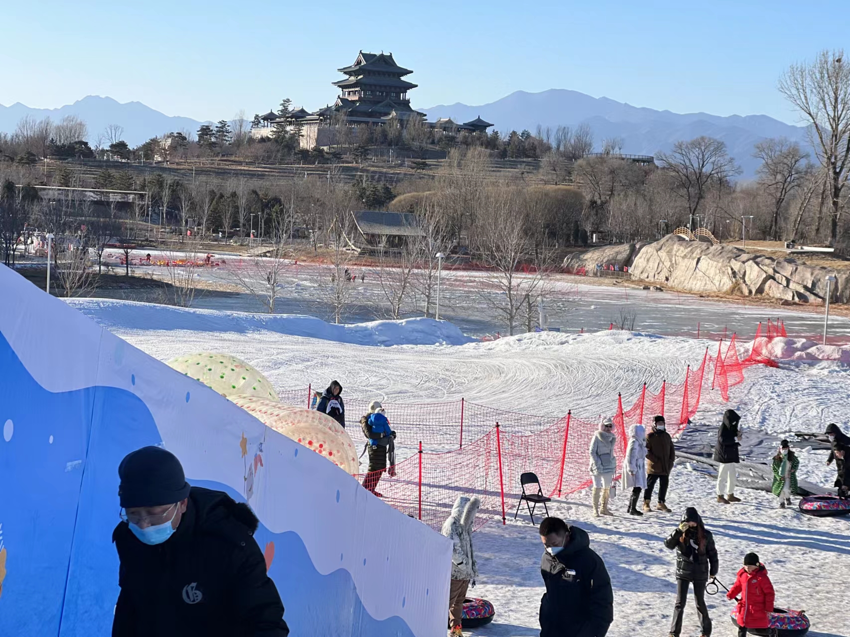北京世园公园花灯艺术节与冰雪嘉年华两档大型活动在春节期间同时举办。北京世园公园供图