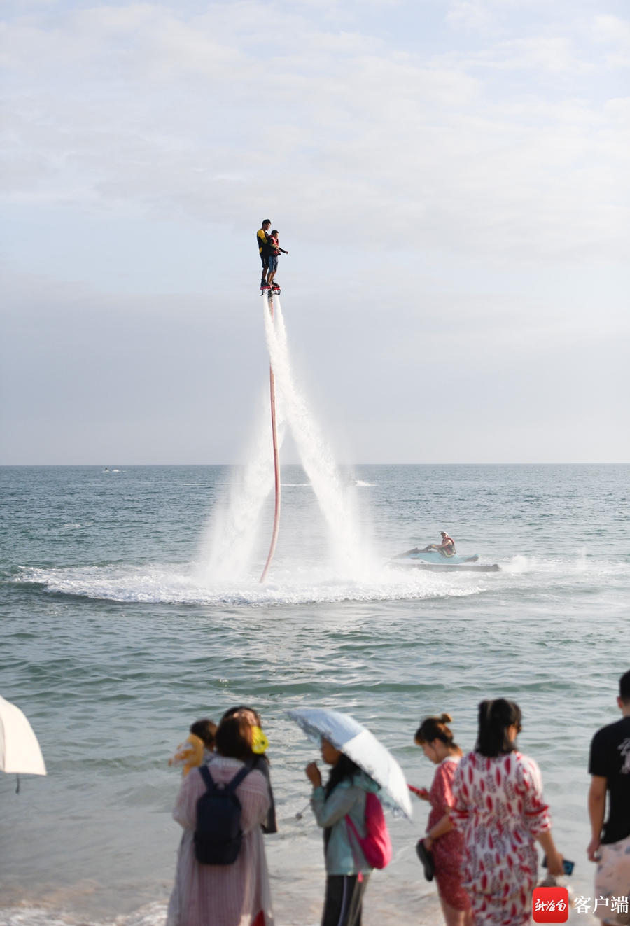 1月22日,游客在三亚大东海体验"水上飞龙".记者沙晓峰摄
