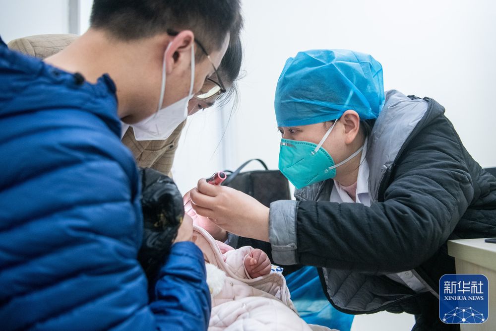 1月21日,武汉儿童医院急诊内科医生在接诊.新华社记者 伍志尊 摄