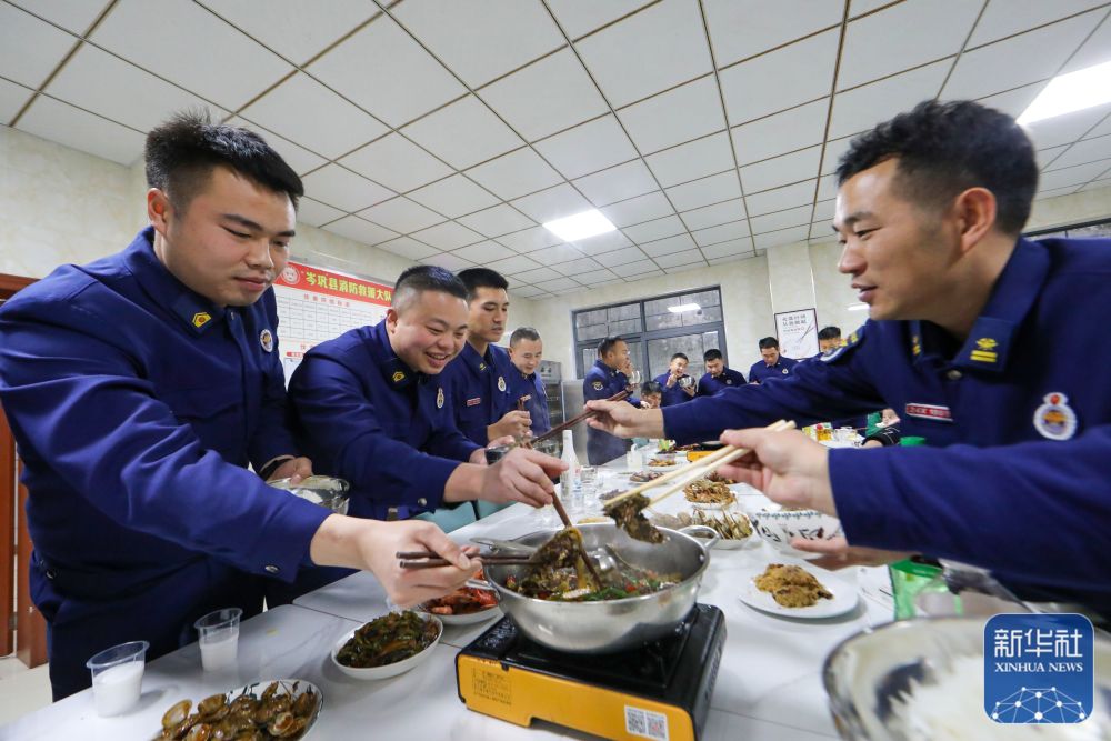 1月21日,消防员在贵州省黔东南苗族侗族自治州岑巩县消防救援大队食堂