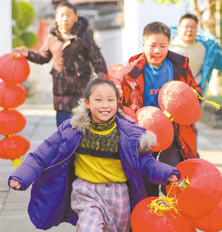 1月21日,浙江省湖州市南浔区和孚镇,小朋友提着灯笼奔跑,红红火火迎