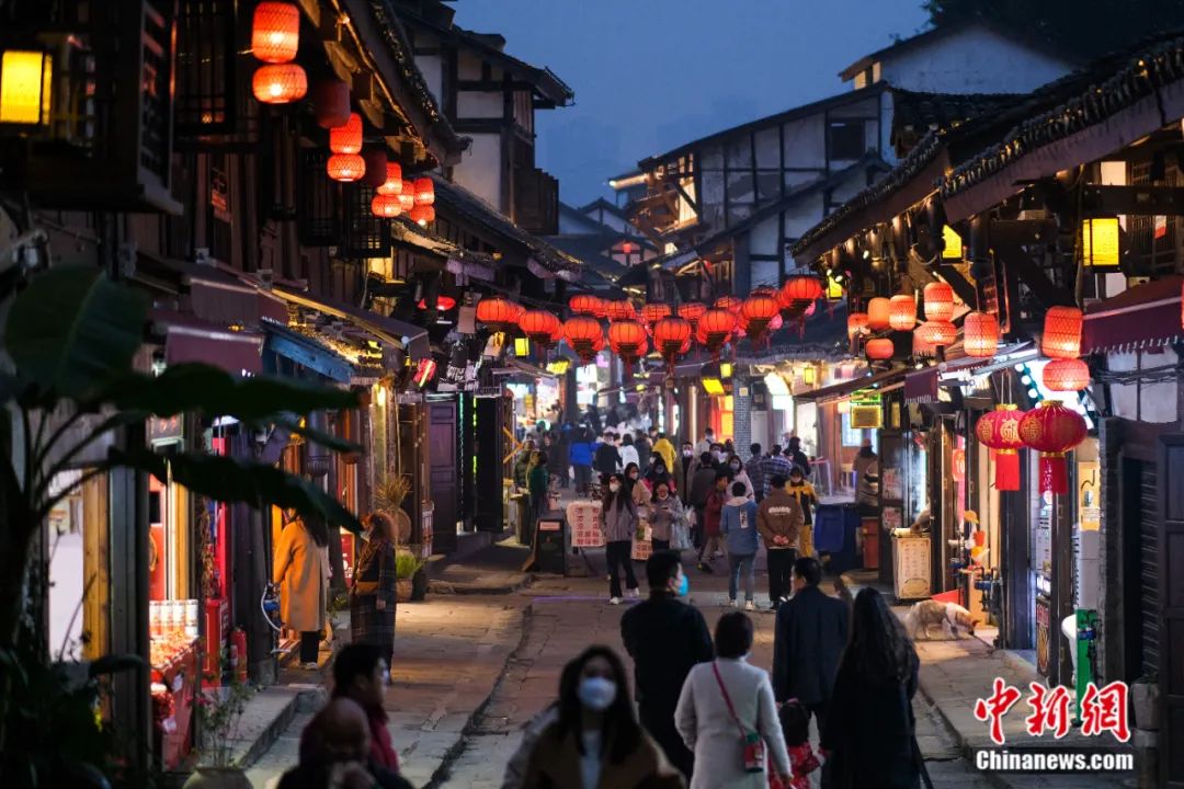 图为游客在夜间游览磁器口古镇.中新社记者 何蓬磊 摄