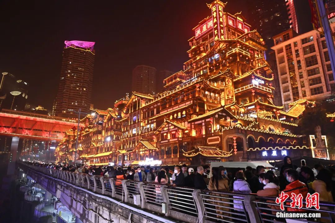 图为重庆洪崖洞景区灯火辉煌,吸引游客观赏独特的山城夜景.