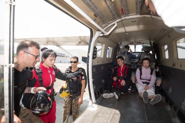 2019年5月12日，在建德航空小镇驼峰跳伞基地，外籍跳伞教练（左一 、左三）带着体验者登机。新华社记者 翁忻旸 摄