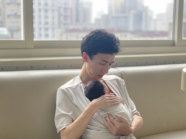 图说:黎先生穿着袋鼠衣抱娃