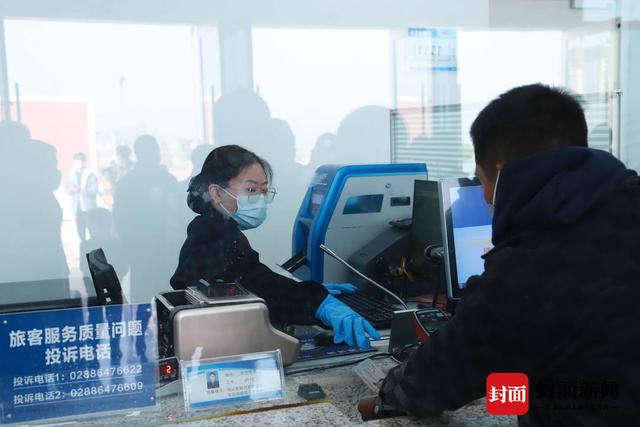 售票员吉作依洛正在人工售票窗口工作(图片由西昌车务段提供)