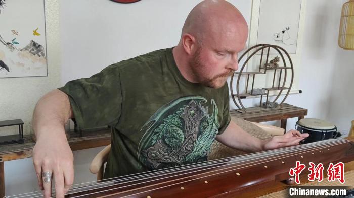 　　查德在弹奏古琴。　陈选斌　摄