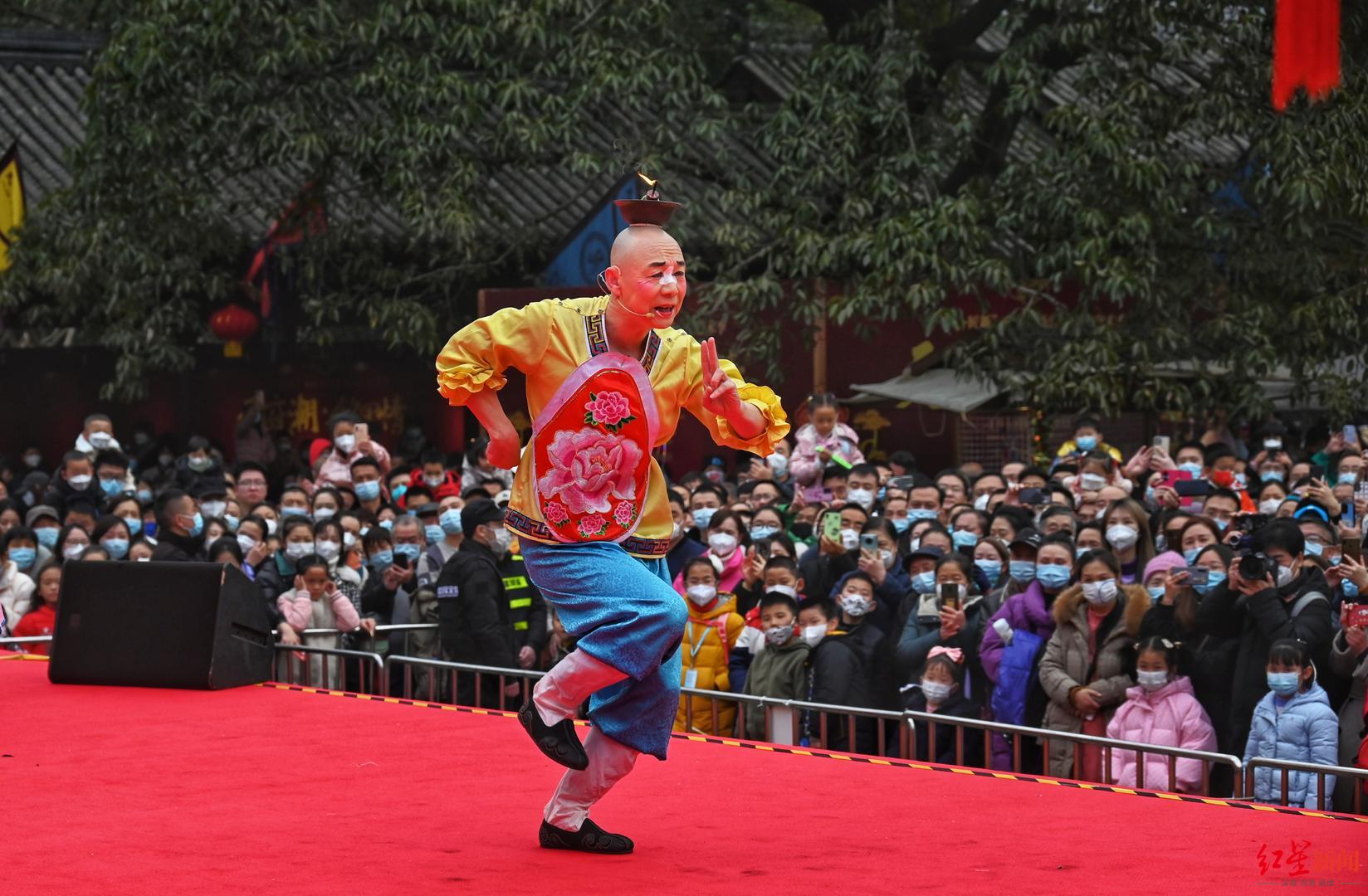 ▲市民在武侯祠成都大庙会观看表演