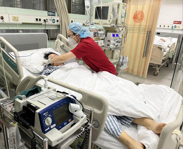 急诊科、重症科、监护室内:仁济医护春节在岗为生命“守岁”_手机新浪网