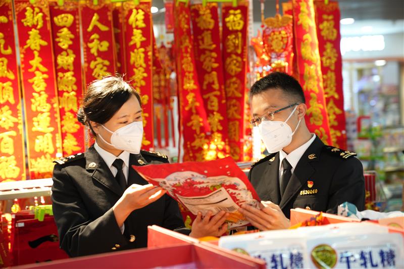 海关关员在瑞丽国际商品交易市场对预包装食品进行查验.南江露摄