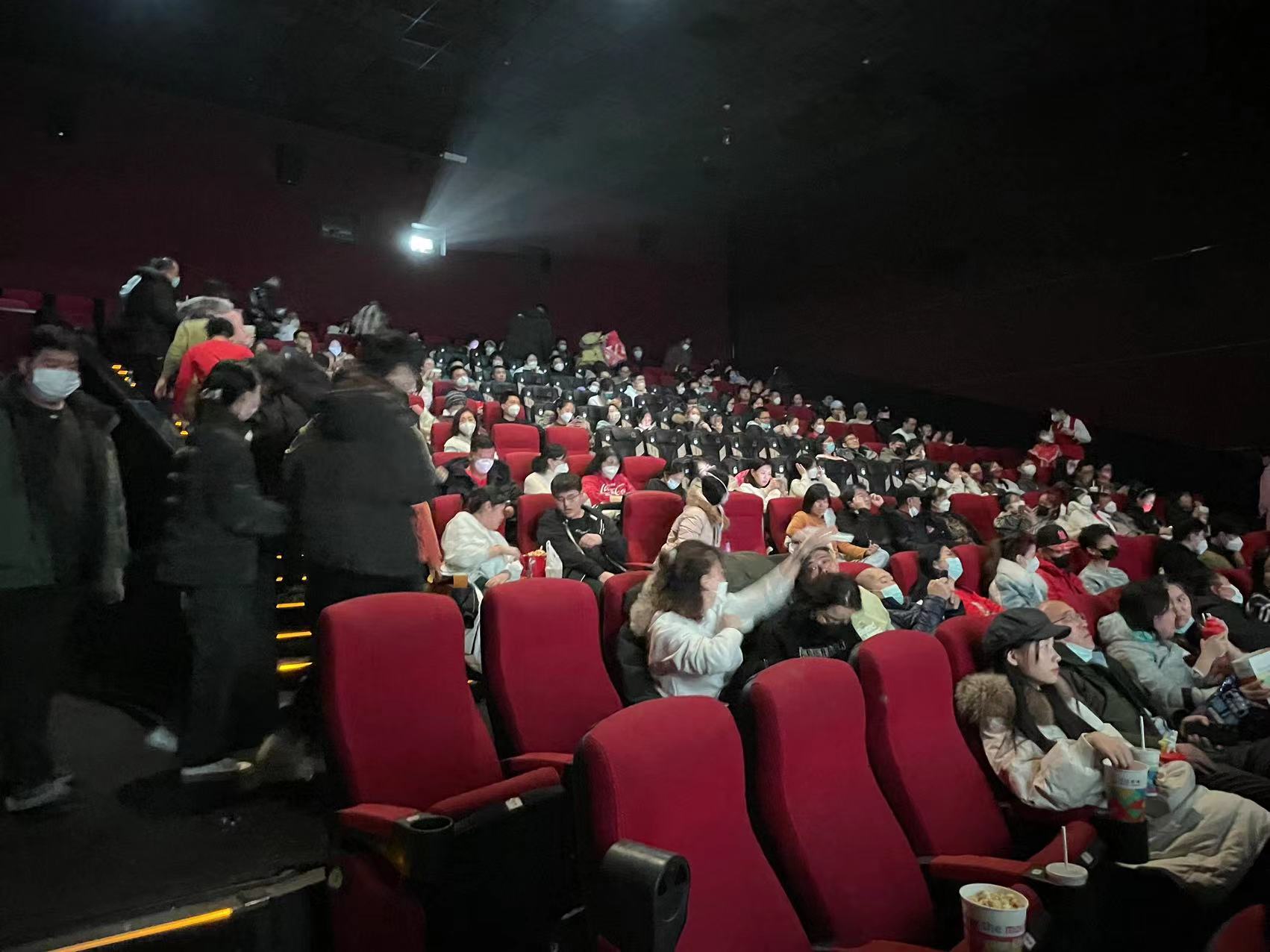 (《满江红》观影现场 财联社记者拍摄)