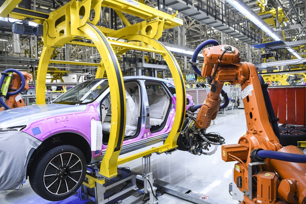 图为2022年6月27日在重庆拍摄的赛力斯汽车有限公司两江智慧工厂作业现场。新华社记者王全超 摄
