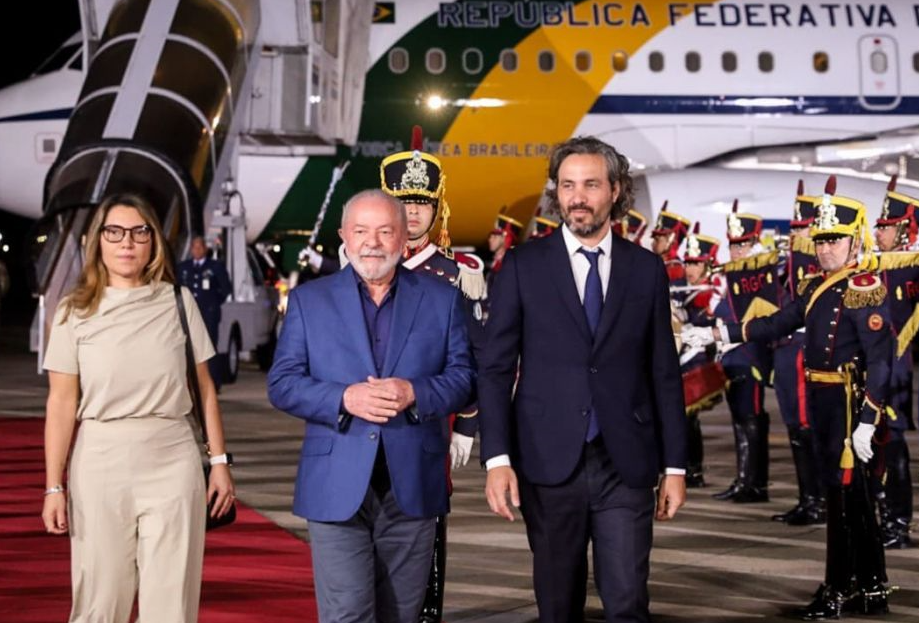 （阿根廷外长卡菲耶罗前往机场迎接卢拉，来源：社交媒体）