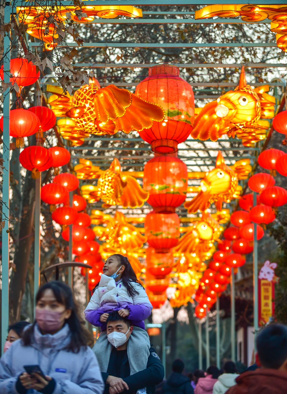 1月22日,游客在河南省洛阳市王城公园新春游园会上欣赏灯展.