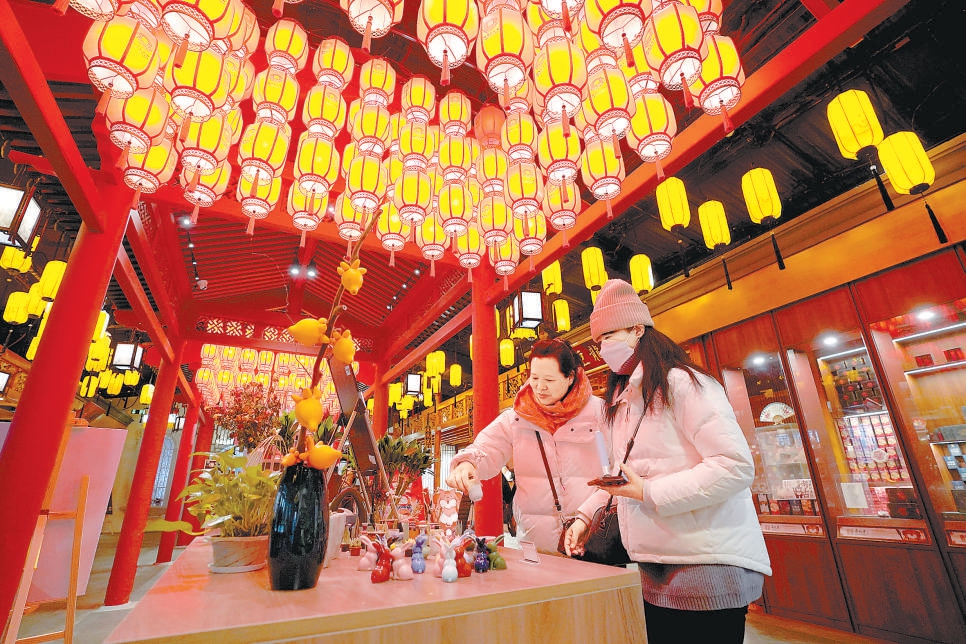 众多游客打卡圆明园拾光买卖街|圆明园_新浪财经_新浪网