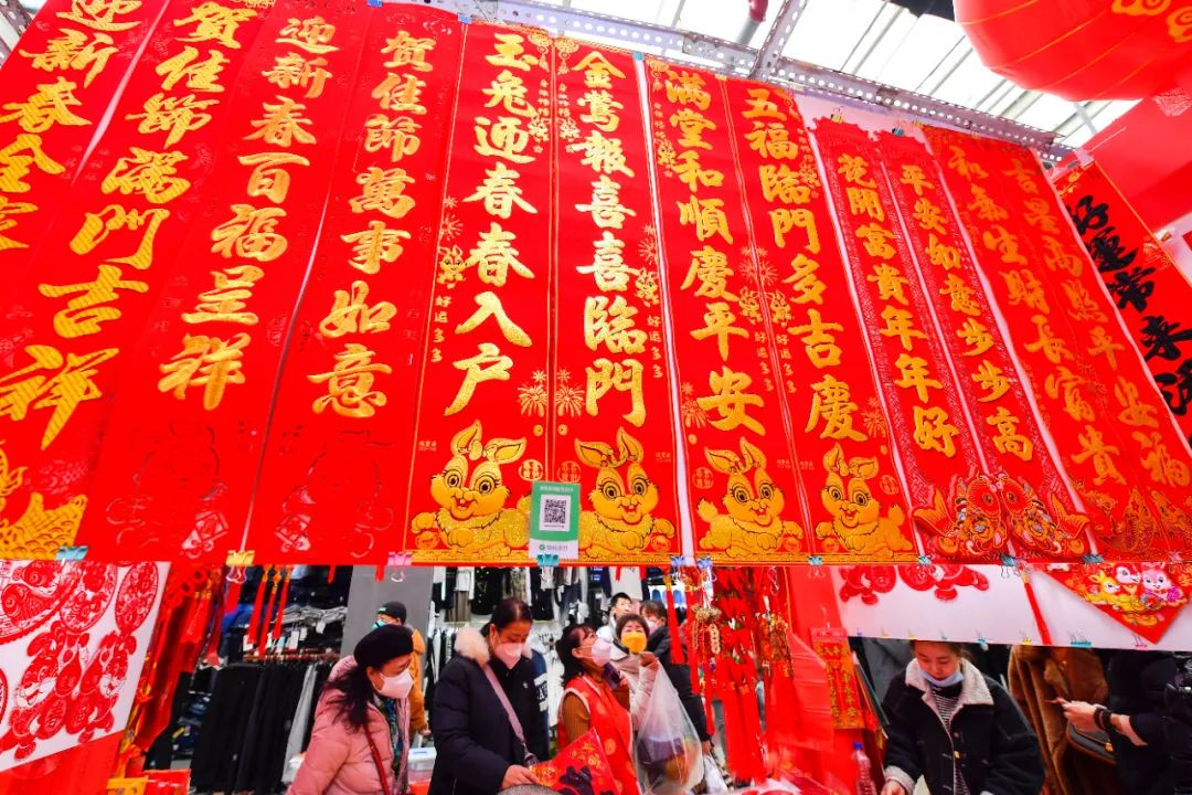 1月19日，长春市民在选购节日饰品。新华社记者 许畅 摄