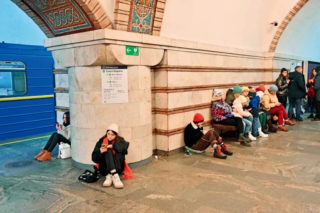 2022年12月31日，乌克兰基辅，空袭期间，地铁站内成了人们的避难所。图/视觉中国 