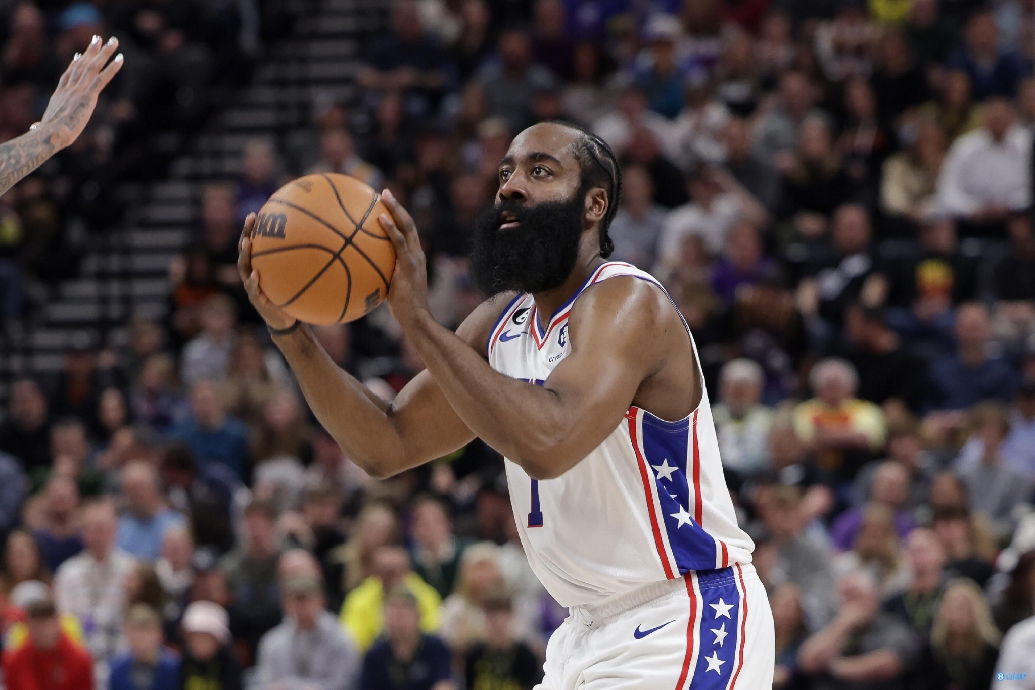 哈登三分雨浇灭对手反扑希望单场命中7记三分刷新个人本赛季纪录