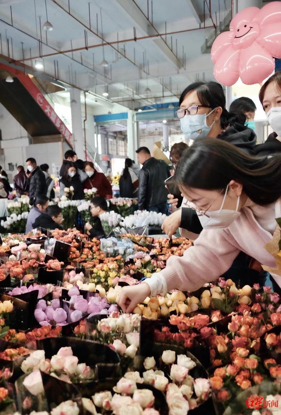 ↑市民朱女士选购鲜花