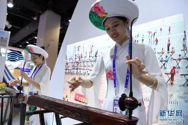 在广西南宁举行的第18届中国-东盟博览会上,两名京族演员在表演京族