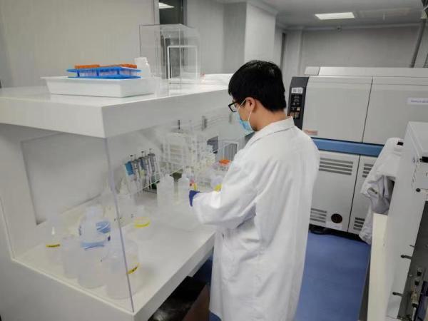 陈金牛在实验室做准备工作.