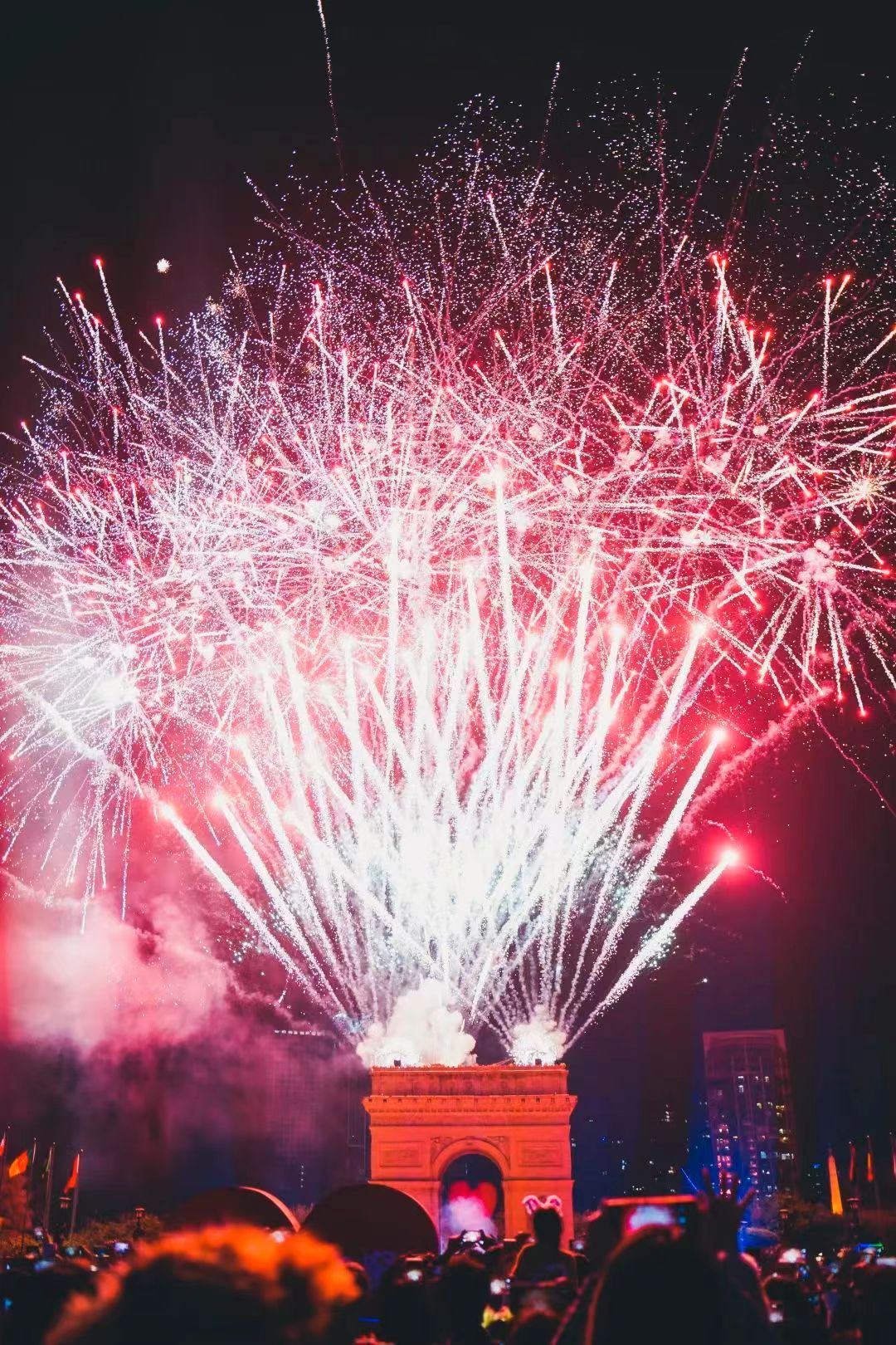 深圳世界之窗夜场烟花表演与春节气氛最搭,吸引大批游客观看.