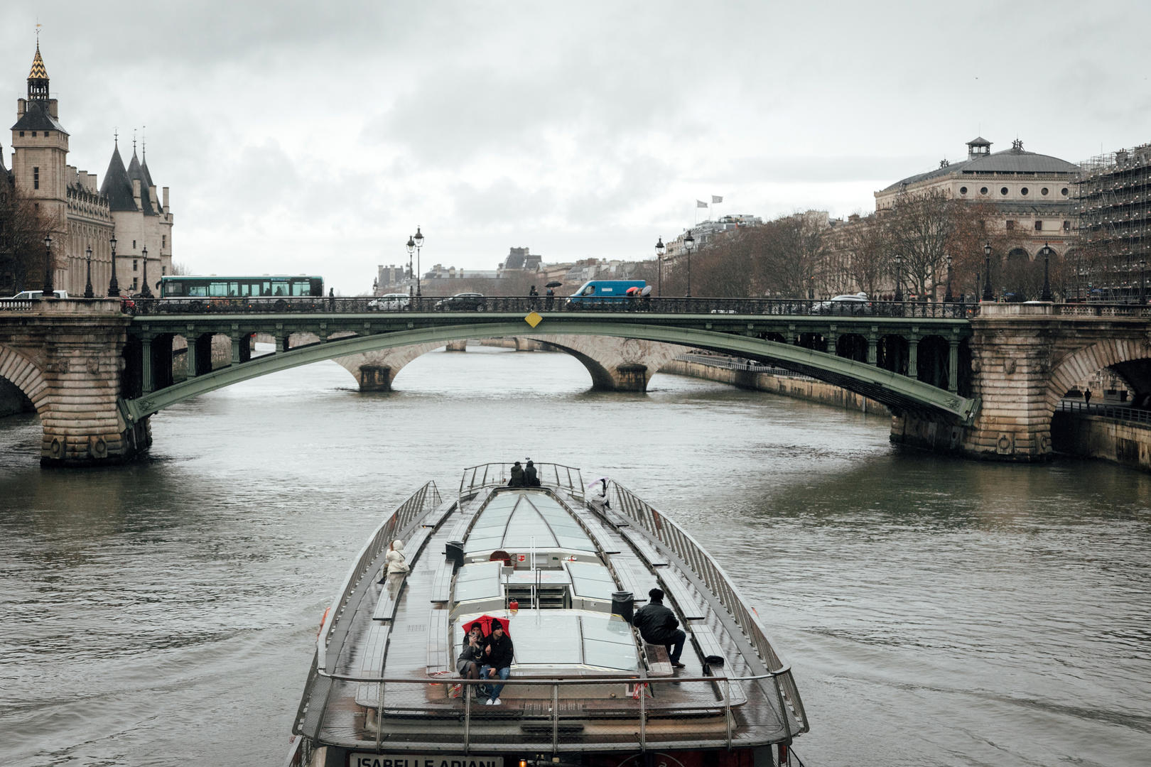 ↑当地时间2023年1月2日，法国巴黎，一艘游船沿着塞纳河行驶 图据视觉中国
