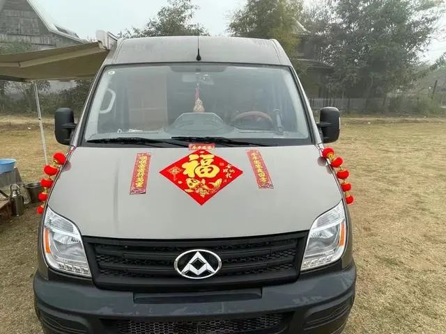 张瀛在车上贴了福字和春联.受访者供图