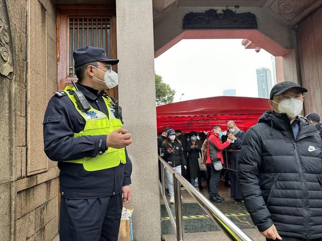 彭浦镇派出所民警在宝华寺开展安保执勤,疏导客流彭浦新村派出所民警