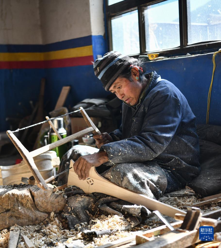 合作社的工匠在制作扎念琴(1月19日摄).新华社记者晋美多吉摄