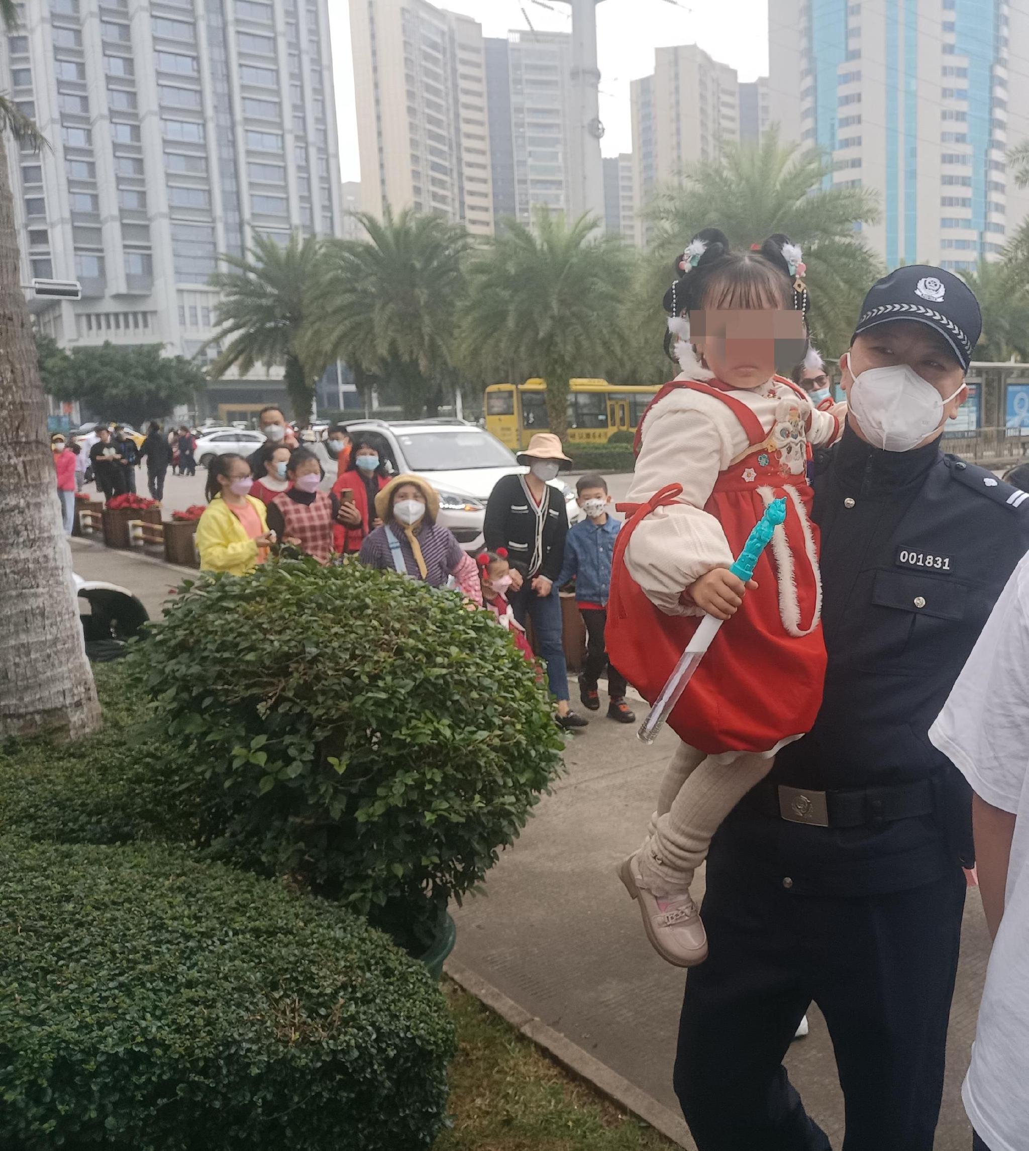 民警帮助与父母走散的小孩找到家人.海岸警察供图